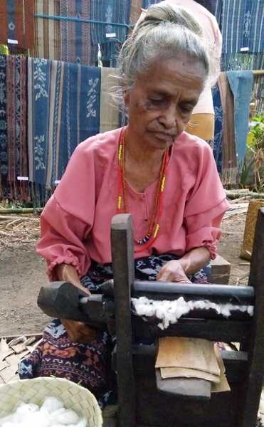 Proses pemipihan dan penghalusan kapas. (Foto: Gapey Sandy)