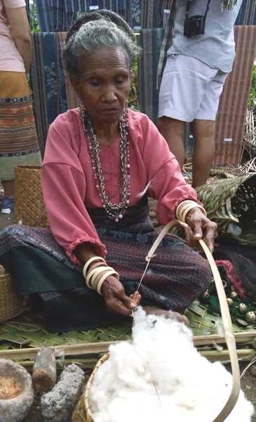 Pemisahan kapas dengan bijinya. (Foto: Gapey Sandy)