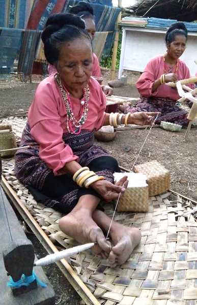 Proses pemintalan kapas menjadi benang untuk kain tenun ikat. (Foto: Gapey Sandy)