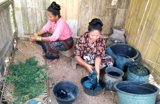 Pewarnaan benang tenun ikat. Warna biru indigo diperoleh dari tanaman indigofera. (Foto: Gapey Sandy)