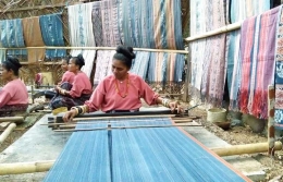 Menenun secara tradisional. Menggunakan warna benang biru indigo yang dihasilkan dari tanaman indigofera. (Foto: Gapey Sandy)