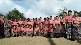 Kelompok Penenun Tenun Ikat Akasia di Dusun Botang, Desa Munerana, Kecamatan Hewokloang, Kabupaten Sikka, NTT, yang berkomitmen untuk tidak mau menggunakan pewarna berbahan kimia. (Foto: Gapey Sandy)