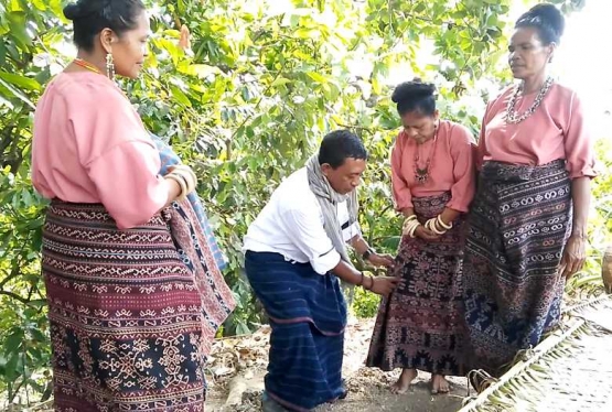 Daniel David memperlihatkan posisi simbol mama yang selalu berada di tengah dan lebih besar porsi motif desainnya. (Foto: Gapey Sandy)