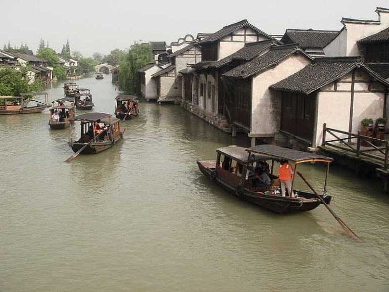 Kanal di Wuzhen. Foto oleh Han Yiyi (commons.wikimedia.org)