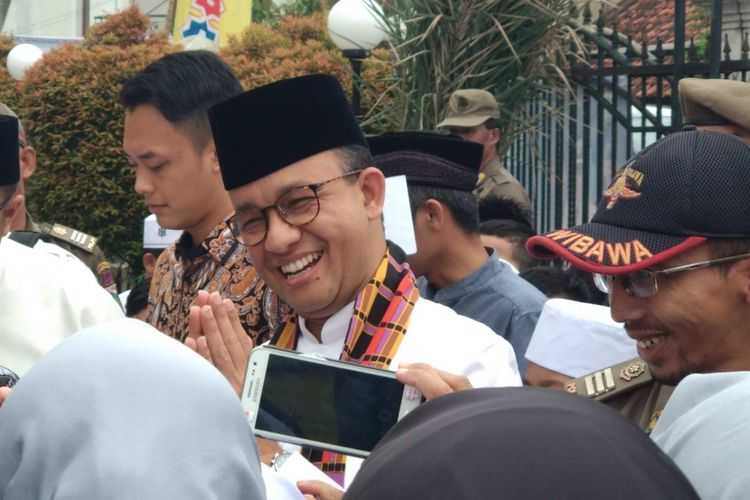 Gubernur DKI Jakarta Anies Baswedan menyapa warga saat meresmikan masjid As-Salam di Joglo Jakarta Barat, Jumat (25/5/2018). (KOMPAS.com/NIBRAS NADA NAILUFAR)