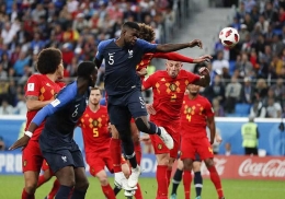 Sundulan kepala Samuel Umtiti di babak semifinal Piala Dunia 2018. Foto: Associated Press.