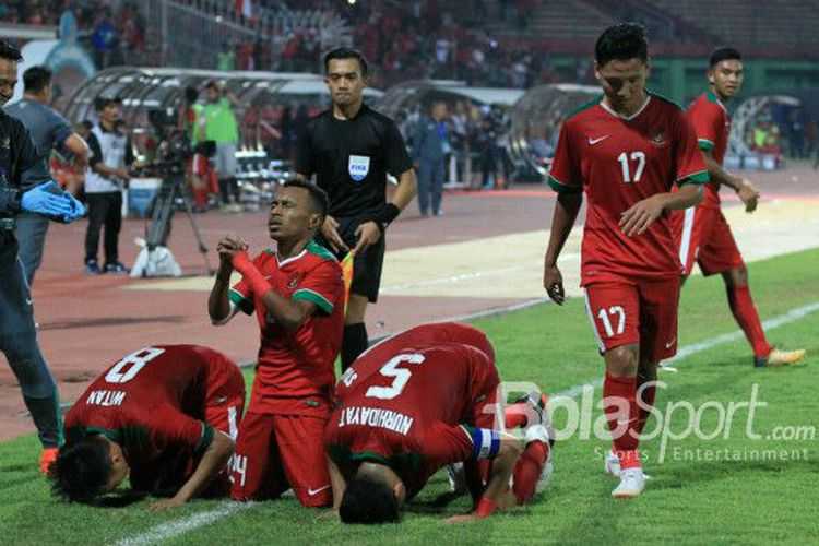 Timnas U-19 Indonesia merayakan gol ke gawang timnas U-19 Filipina pada Fase Grup AFF 2018 (BOLASPORT.com/SUCI RAHAYU)