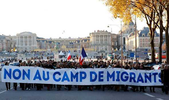 Demonstrasi menentang kehadiran imigran di depan Istana Versailles. Foto: Getty Images.