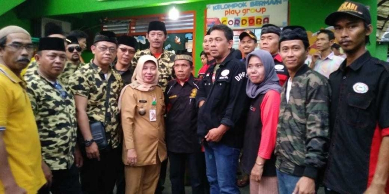 Tim Reaksi Cepat Forkabi berfoto bersama Lurah KBU, Ketua RW 05 KBU & Ketua DPRt KBU