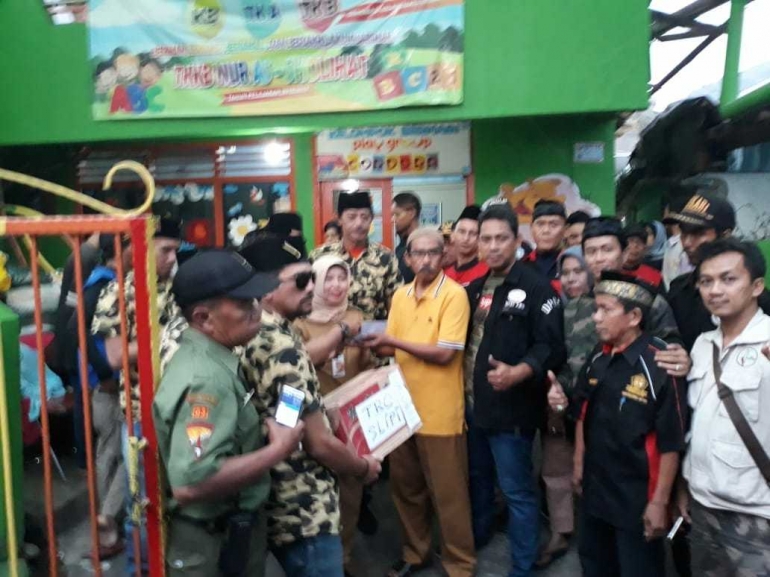 Tim Reaksi Cepat Forkabi yang dipimpin Eros RH menyerahkan bantuan bagi Korban Kebakaran RT001/RW 05 Kota Bambu Utara diterima Ketua RW 05 Karyadi dan disaksikan langsung oleh Lurah Kota Bambu Utara Ibu Ina Ariyani, SKM & Ketua DPRt Forkabi KBU H. Samsul Bahri