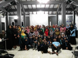 (Foto bersama mahasiswa KKN UM 2018 dengan kelompok ibu PKK setelah kegiatan penyuluhan kesehatan lingkungan di Kantor Desa Gunung Jati Kecamatan Jabung)