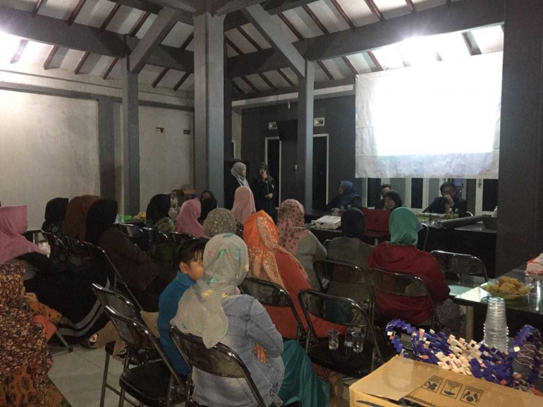 (Suasana pelaksanaan penyuluhan kesehatan lingkungan oleh mahasiswa KKN UM 2018 di Kantor Desa Gunung Jati Kecamatan Jabung)