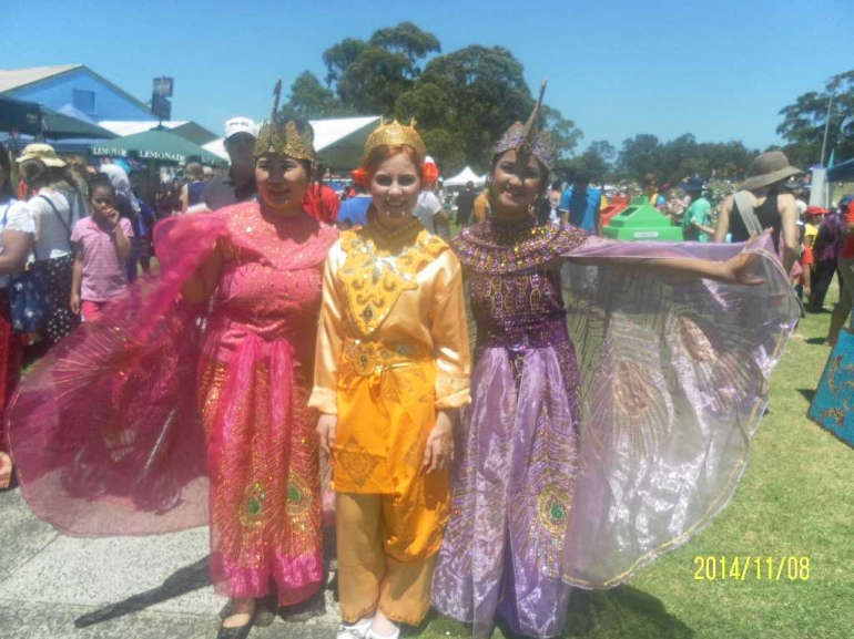 ket.foto:Sisca pakaian merah jambu (kompasianer ) dkk.dalam acara festival seni tari di wollongong/dok.pribadi
