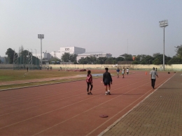 Sejumlah atlet berlatih di GOR Veledrome, Rawamangun, Jakarta Timur (sumber: dokumentasi pribadi)