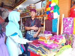 Berjalan-jalan, bercerita, sekaligus berbagi kisah dengan para pelaku UKM di Art Centre Kesirarnawa