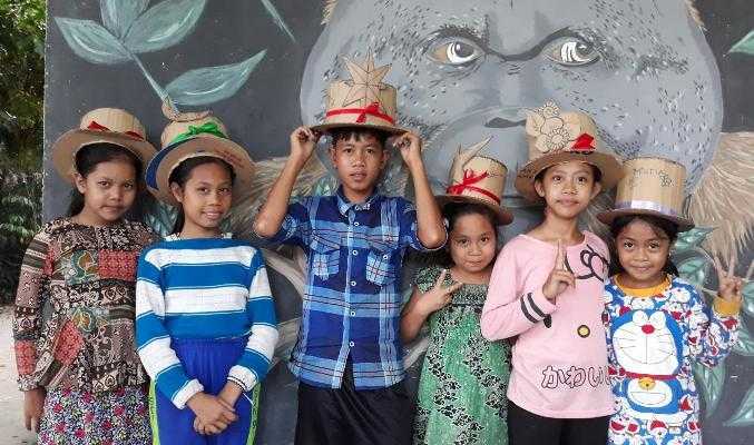 Mereka terlihat senang memakai topi hasil dari kreasi mereka sendiri. Foto dok. Yayasan Palung