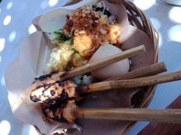 Sate Lilit, sajian kuliner ayam khas Bali, turut dihadirkan para pelaku UKM di bagian kuliner