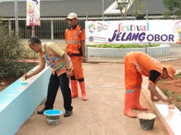 Lurah Angke Bapak Dirham sedang mempercantik RPTRA Kalijodo bersama petugas PPSU