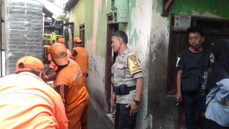 Bhabinkamtibmas Kota Bambu Utara Polsek Palmerah Aiptu Bambang Sis bersama Petugas PPSU melakukan pembersihan & keamanan lokasi bekas kebakaran