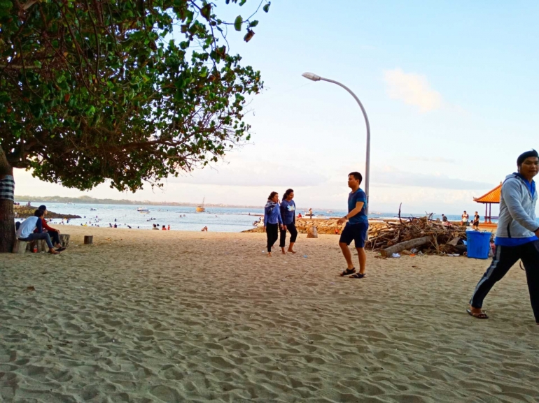 Pantai Sanur Bali di sore hari. Pemandangan yang mendamaikan..