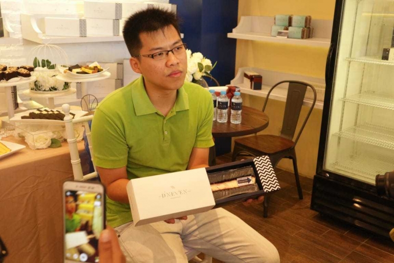 Mas Daniel, Owner D'Neven Cerita Pengemasan Spiku Surabaya miliknya/ Dok. BlitzCommunity