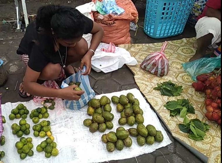 Salah Satu Penjual Buah di Pasar Sanggeng
