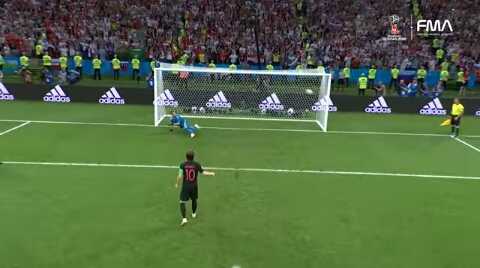 Gol penalti ajaib Modric ke gawang Akinfeev [Foto: screenshot Youtube FMA]