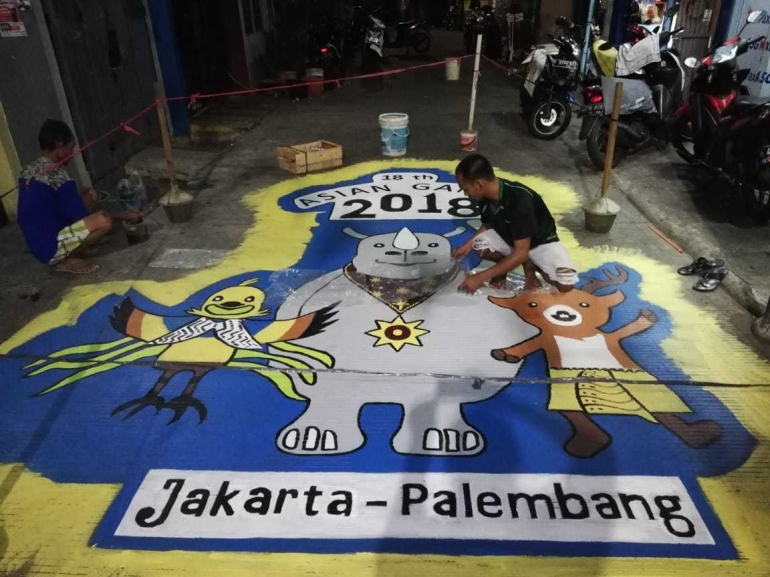 Pemuda Karang Taruna unit 08 Jati Pulo & Pemuda Majelis Ta'lim At-Taubah RW 08 Jati Pulo tengah menyelesaikan gambar mural Maskot Asian Games 2018 (dokpri)