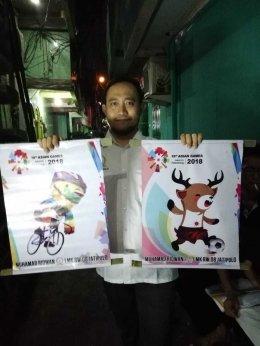 Muhamad Ridwan sedang memegang stiker bergambar maskot Asian Games 2018 (dokpri)