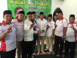 Wagub Sandiaga Salahuddin Uno berfoto bersama Camat Palmerah & Formapal pasca acara halal bi halal di Masjid Failaka, Kelurahan Palmerah, Kecamatan Palmerah, Jakarta Barat