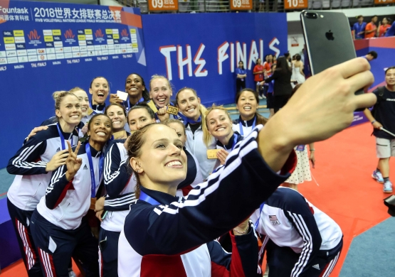 Tim putri Amerika Serikat foto bersama usai meraih gelar VNL 2018| Sumber: http://www.volleyball.world