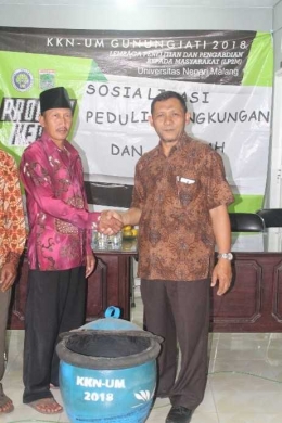 (Proses Penyerahan Tong Sampah pada warga Desa Gunung Jati)