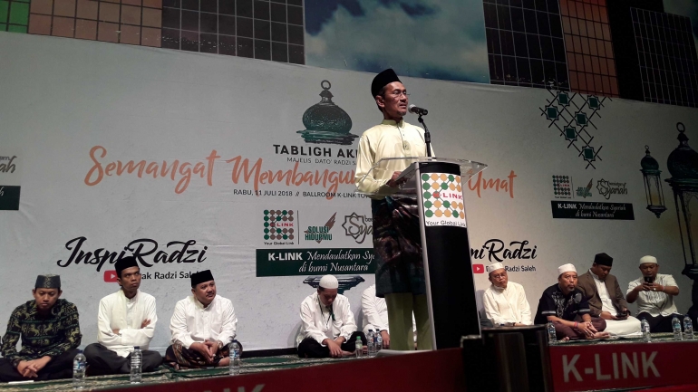 Â Â Dato 'DR..H.MD Radzi Saleh memberikan kata sambutan dalam acara tablig akbar(dokpri)