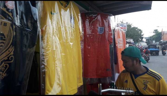 Penjualan jersey saat piala dunia dengan laba menggiurkan (dokpri)