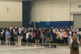 Para penggemar Wanna One yang mengantri untuk memasuki ruang konser Wanna One World Tur ONE: The World ICE BSD, Tangerang, Minggu (15/7/2018).