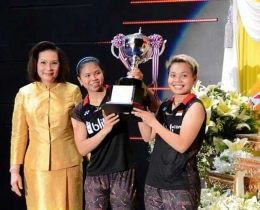 Greysia/Apriani dengan trofi juara di Thailand Open 2018. Foto: BWF.