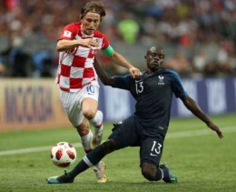 N'Golo Kante saat berduel melawan Luca Modric di partai final Piala Dunia 2018 (Sumber: BBC.com)