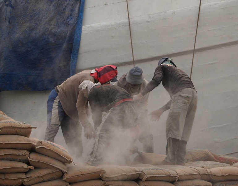 Sejumlah pekerja melakukan aktivitas bongkar muat semen di pelabuhan Sunda Kelapa, Jakarta, Selasa (24/6/2014). Semen merupakan salah satu komoditas perdagangan yang dikirimkan ke pulau lain melalui pelabuhan Sunda Kelapa.