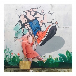 Pengunjung Kampung Asian Games berfoto di depan mural (sumber: @silviatuitut Instagram)