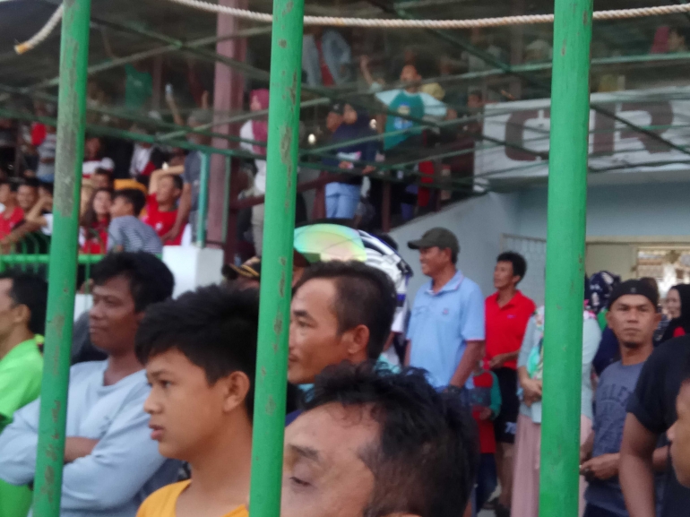 Penonton yang memadati tribun stadion OROM Sungailiat (foto Rustian)