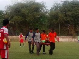Pemain ditandu keluar lapangan karena mengalami cidera (foto Rustian)