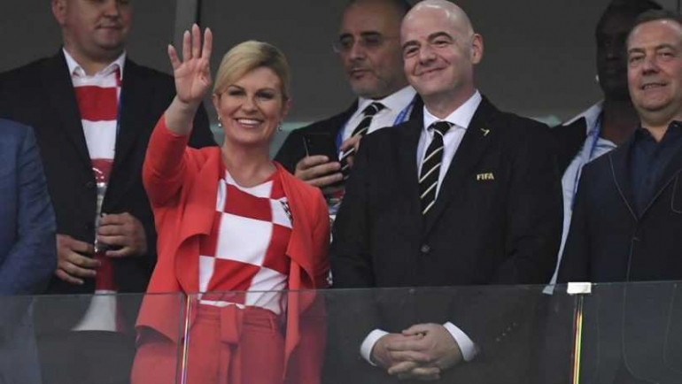 Presiden Kolinda ketika menonton pertandingan Kroasia melawan Denmark. Meski menonton dari kotak, dia tak segan memperlihatkan jersey Kroasia (Sumber: www.jabuka.tv)