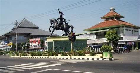 patung Nyi Ageng Serang yang lama beserta reliefnya. copyright : berita-jogjakarta.bloogspot.com