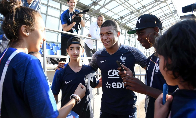 Kylian Mbappe di antara para penggemar dan media. Sumber: ipsos.com