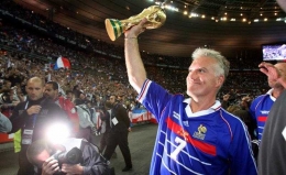 Didier Deschamps saat mengangkat trofi Piala Dunia 1998/ foto: fifa.com