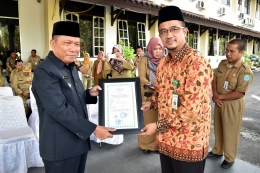 Bupati Bangka Tarmizi menerima sertifikat halal dari LPP OM MUI Bangka Belitung (foto Dian F/Humas Bangka)