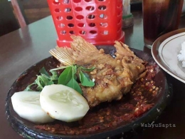 Ikan Sombro beserta sambal terasi, ikan air tawar merupakan ikan khas Gembong Pati Jawa Tengah. (Dokpri).