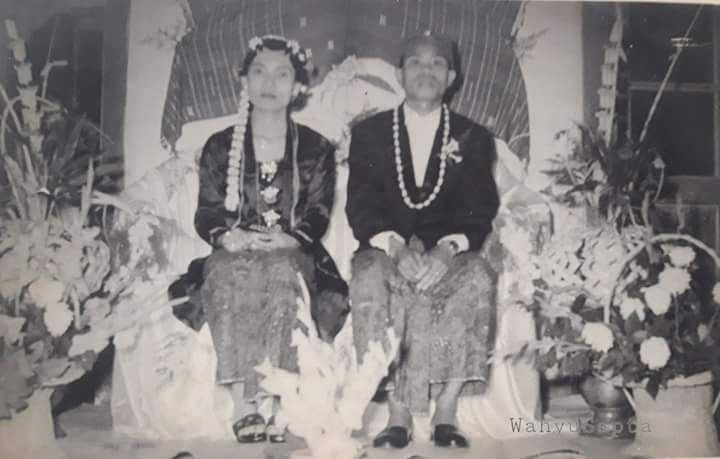 Foto pernikahan bapak dan ibu saya. (Dokpri).