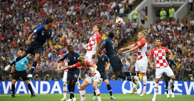 Gol Bunuh Diri Mandzukic (Sumber: Foxsports.com/GettyImages)