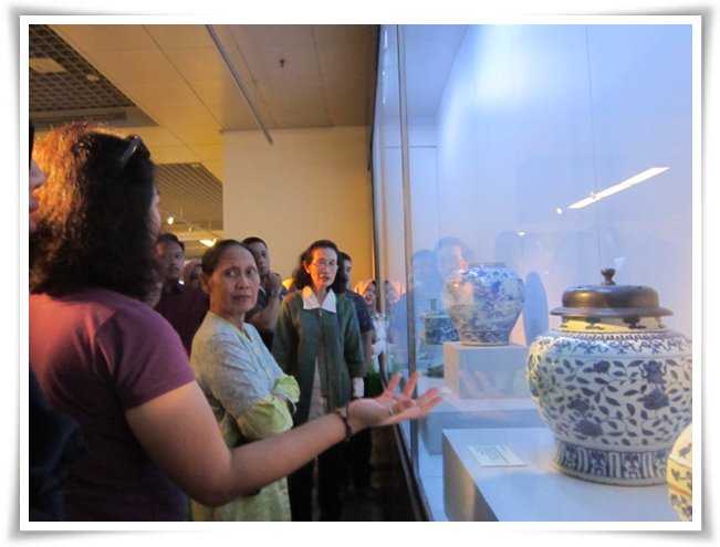 Tanya jawab di ruang keramik Museum Nasional (Foto: Marfuah/KPBMI) 